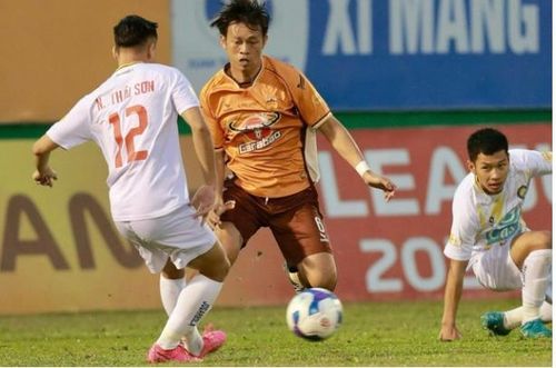 Đội bóng phố Núi không có được sự phục vụ của tiền vệ Trần Thanh Sơn khi cầu thủ này đã nhận đủ 3 thẻ vàng ở mùa giải năm nay.