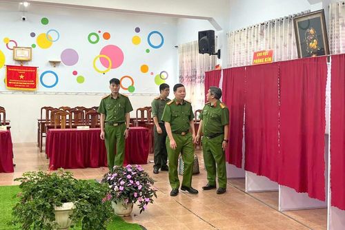Đại tá Nguyễn Tường Vũ, Phó Giám đốc Công an tỉnh kiểm tra các điểm bầu cử tại phường Xuân Hương - Đà Lạt.