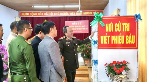 Thiếu tướng Trương Minh Đương, Giám đốc Công an tỉnh kiểm tra các điểm bầu cử tại xã Lạc Dương.