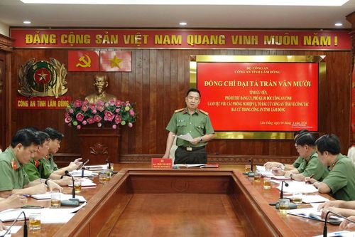 Đại tá Trần Văn Mười, Phó Giám đốc Công an tỉnh làm việc với các đơn vị nghiệp vụ và Tổ Bầu cử trong Công an tỉnh.