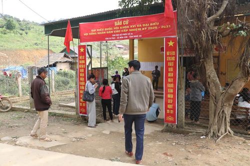 Khu vực bỏ phiếu số 24 ở bản Co Phạt, xã Môn Sơn vào sáng nay.