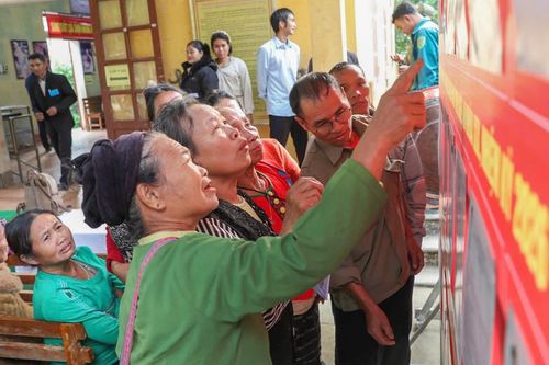 Cử tri bản Co Phạt, xã Môn Sơn tìm hiểu những người ứng cử đại biểu Quốc hội và HĐND.