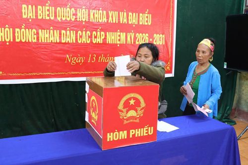 Cử tri bản Co Phạt bỏ phiếu bầu đại biểu Quốc hội khóa XVI và đại biểu HĐND các cấp nhiệm kỳ 2026-2031.