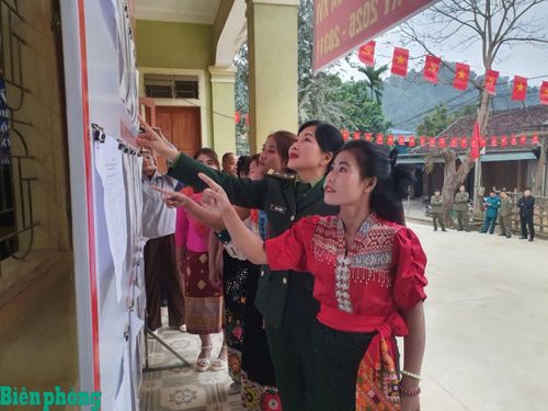 Cán bộ Đồn Biên phòng Tam Hợp, Bộ đội Biên phòng tỉnh Nghệ An hướng dẫn cử tri tìm hiểu tiểu sử và quá trình công tác của ứng cử viên. Ảnh: Lê Thạch