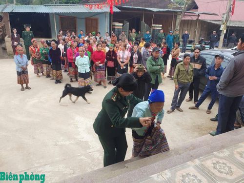 Cán bộ Đồn Biên phòng Tam Hợp, Bộ đội Biên phòng tỉnh Nghệ An hỗ trợ các cử tri cao tuổi đến địa điểm tham gia bầu cử, bỏ phiếu. Ảnh: Lê Thạch