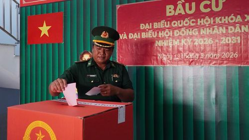 “Dù ở đất liền hay ngoài biển xa, mỗi lá phiếu đều góp phần lựa chọn những đại biểu xứng đáng, đại diện cho ý chí của nhân dân”, ông Sử nhấn mạnh.