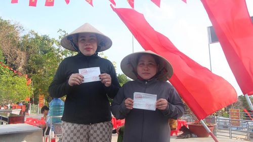  Từ tờ mờ sáng, bà Bùi Phương Thùy - người có hàng chục năm bám trụ nghề nuôi cá lồng bè và trải qua 3 kỳ bầu cử tại Hòn Chuối không giấu được sự xúc động: "Nguyện vọng lớn nhất của bà con lúc này là sớm có điện lưới và nguồn nước sạch ổn định cho đảo. Dù luôn được bộ đội chăm sóc y tế tận tình, có lớp học tình thương trên đảo nhưng nếu giải quyết được vấn đề điện, nước thì đời sống bà con sẽ bớt cực nhọc và phát triển bền vững hơn". 