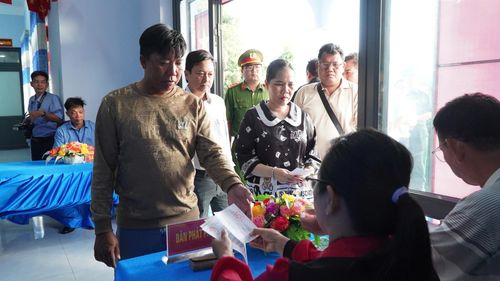 Cùng chung mong mỏi, cử tri Nguyễn Văn Trung cho biết, hy vọng lớn nhất của bà con nơi đảo xa là phát triển được nghề nuôi cá, có nước ngọt và điện sinh hoạt. Ông kỳ vọng qua đợt bầu cử này sẽ tìm ra những người đủ đức, đủ tài để nguyện vọng của người dân trên đảo sớm được thực hiện.