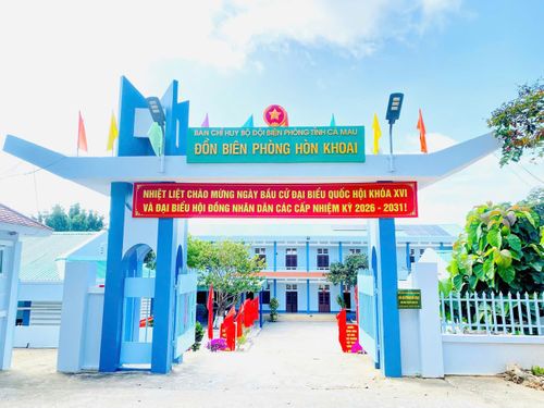 Cùng thời điểm, tại cụm đảo Hòn Khoai (xã Đất Mũi), 292 cử tri gồm lực lượng Bộ đội Biên phòng, Trạm Radar, Hải đăng, Kiểm lâm và công nhân thi công các công trình trọng điểm quốc gia cũng bước vào khu vực bỏ phiếu số 4.
