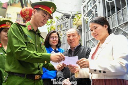  Một số hộ gia đình có người cao tuổi được đoàn viên hỗ trợ đọc lại thông tin, giải thích quy trình bỏ phiếu và các quy định liên quan. Nhiều người dân cho biết cách tuyên truyền trực tiếp giúp họ nắm rõ hơn những nội dung cần thiết trước ngày bầu cử. 