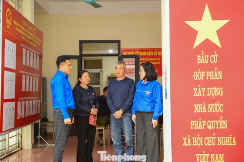 Theo chị Trần Diệu Linh – Bí thư Đoàn phường Cầu Giấy, việc huy động đoàn viên tham gia các phần việc cụ thể giúp công tác tuyên truyền trở nên gần gũi và hiệu quả hơn. “Thanh niên có lợi thế về sự năng động và khả năng kết nối với cộng đồng. Khi trực tiếp đến từng hộ dân, thông tin về bầu cử được truyền tải rõ ràng, dễ tiếp nhận hơn”, chị Linh chia sẻ.
