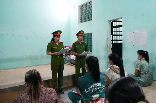 Cán bộ công an thông tin đến người bị tạm giữ, tạm giam về quyền và nghĩa vụ của công dân trong bầu cử.