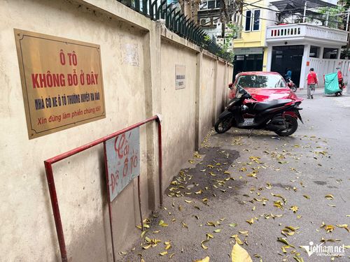 Bên trong ngõ có nhiều biển cấm đỗ ô tô do người dân tự đặt. Ảnh: Đình Hiếu