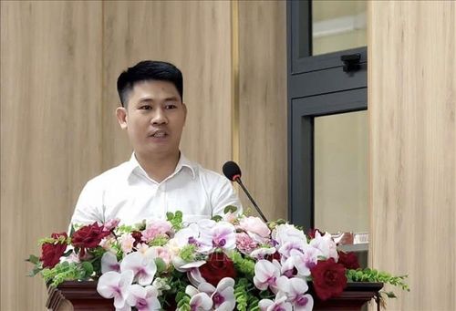 Tiến sĩ Luật học Nguyễn Sơn Hà (sinh năm 1986) - giảng viên Trường Đại học Luật, Đại học Huế - tiếp xúc cử tri. Ảnh: TTXVN phát