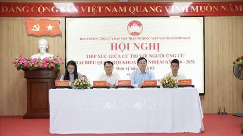 PGS.TS Nguyễn Thanh Xuân - Phó Giám đốc Bệnh viện Trung ương Huế (thứ 2 từ trái sang) là gương mặt trẻ tài năng, nhiệt huyết ứng cử đại biểu Quốc hội khóa XVI tại Huế.