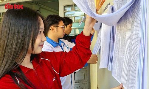 Sinh viên Bùi Thị Thanh Hương, K69, ngành Quản trị kinh doanh, Trường Kinh tế, Đại học Bách khoa Hà Nội tại khu vực bỏ phiếu. Ảnh: Lê Phú