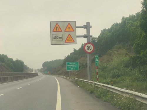 Bảo đảm giao thông trên tuyến Cam Lộ - La Sơn luôn an toàn và thông suốt trong suốt quá trình nâng cấp, mở rộng.