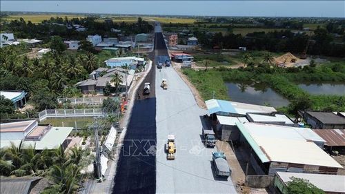 Thi công láng nhựa mặt đường tuyến Đường tỉnh 864.