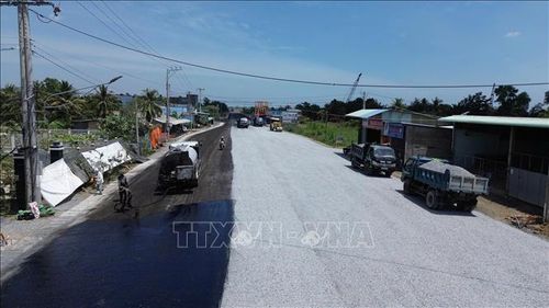 Thi công láng nhựa mặt đường tỉnh lộ 864.