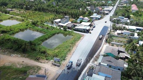 Thi công láng nhựa mặt đường tỉnh lộ 864.