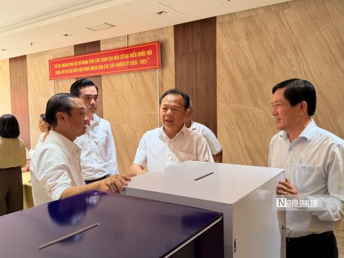 Ông Huỳnh Thanh Nhân (trái), ông Nguyễn Văn Đông (giữa) Bí thư phường Dĩ An và ông Võ Văn Hồng, Chủ tịch UBND phường Dĩ An thông tin tới Đoàn kiểm tra tại điểm bầu cử.