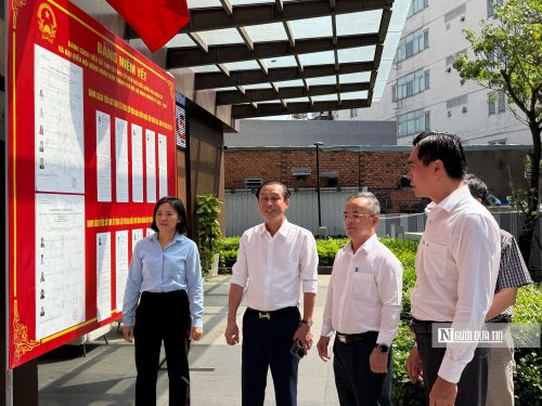 Ông Huỳnh Thanh Nhân (giữa) cùng đoàn công tác kiểm tra tại các điểm bầu cử trên địa bàn.