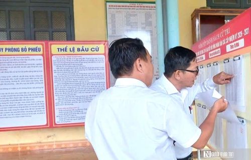 Lãnh đạo xã Quế Phước đi kiểm tra thực tế công tác chuẩn bị bầu cử tại các điểm bỏ phiếu.