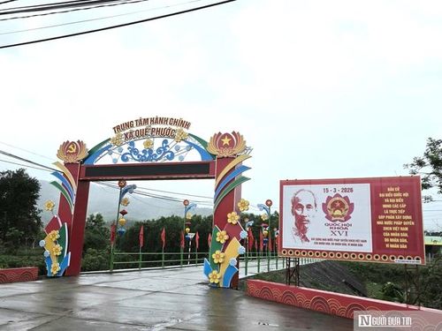 Không khí chuẩn bị bầu cử rộn ràng tại xã Quế Phước với nhiều pano, băng rôn tuyên truyền.