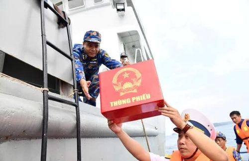 Sở chỉ huy lữ đoàn, đơn vị còn tổ chức tổ bầu cử lưu động mang theo thùng phiếu phụ được niêm phong đúng quy định.