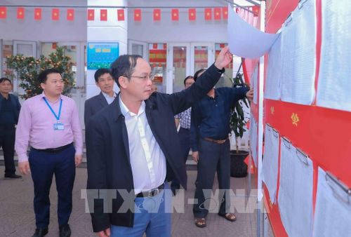 Ông Nguyễn Huy Vinh, Phó Chủ tịch UBND phường, Trưởng Ban bầu cử số 7 phường Việt Hưng, thành phố Hà Nội, trực tiếp đi kiểm tra tại các điểm bầu cử trên địa bàn phường. Ảnh: Phan Phương – TTXVN