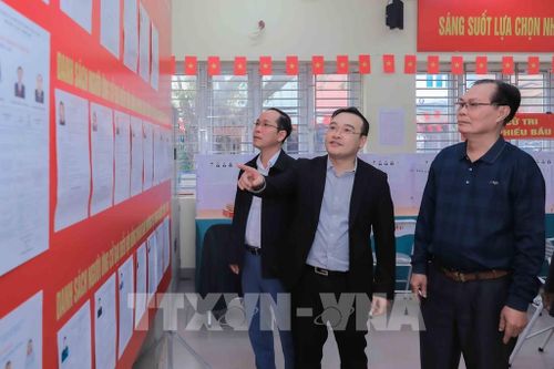 Ông Vũ Xuân Trường (đứng giữa), Chủ tịch UBND phường, Phó Chủ tịch Ủy ban Bầu cử phường Việt Hưng, kiểm tra công tác chuẩn bị tại khu vực bỏ phiếu số 22, đơn vị bầu cử số 5. Ảnh: Phan Phương - TTXVN