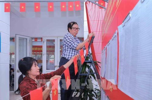 Phường Việt Hưng, thành phố Hà Nội khẩn trương hoàn tất công tác chuẩn bị tại các khu vực bỏ phiếu, bảo đảm an ninh, an toàn. Ảnh: Phan Phương – TTXVN