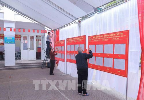 Phường Việt Hưng, thành phố Hà Nội khẩn trương hoàn tất công tác chuẩn bị tại các khu vực bỏ phiếu, bảo đảm an ninh, an toàn. Ảnh: Phan Phương – TTXVN