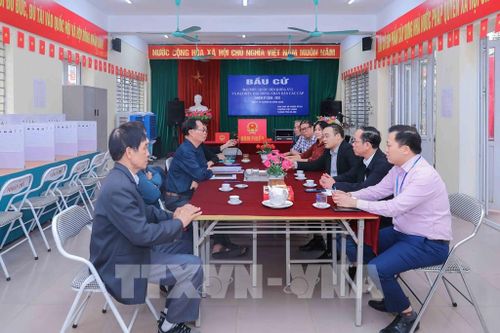 Lãnh đạo Ủy ban Bầu cử phường Việt Hưng trao đổi về công tác chuẩn bị với Tổ bầu cử khu vực bỏ phiếu số 22, đơn vị bầu cử số 5, phường Việt Hưng. Ảnh: Phan Phương - TTXVN
