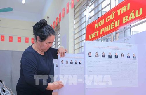 Việc sắp xếp các điểm bầu cử tại phường Việt Hưng, TP Hà Nội, được triển khai nghiêm túc, đúng quy định, bảo đảm phục vụ tốt ngày bầu cử. Ảnh: Phan Phương – TTXVN