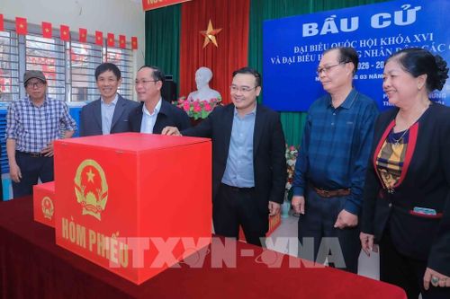 Lãnh đạo Ủy ban Bầu cử phường Việt Hưng trao đổi về công tác chuẩn bị với Tổ bầu cử khu vực bỏ phiếu số 22, đơn vị bầu cử số 5, phường Việt Hưng. Ảnh: Phan Phương - TTXVN