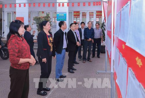 Lãnh đạo phường Việt Hưng kiểm tra công tác chuẩn bị tại khu vực bỏ phiếu số 22, bảo đảm sẵn sàng cho ngày bầu cử. Ảnh: Phan Phương – TTXVN