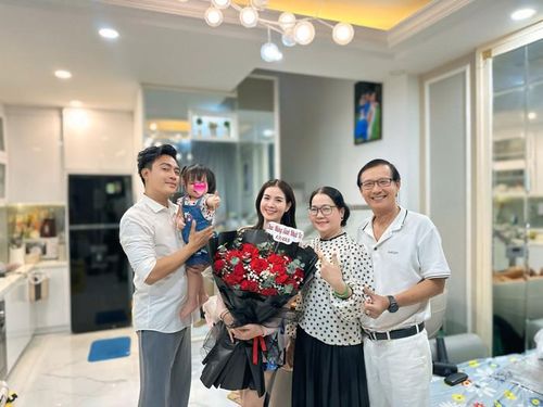 Kha Ly đón sinh nhật bên gia đình.