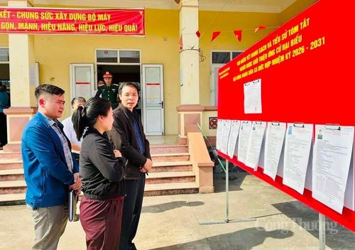 Ông Đinh Quang Hào, Chủ tịch UBND xã Đức Hợp đã trực tiếp kiểm tra các khu vực bỏ phiếu tại tổ bầu cử 15, 16, 17, 18, 19, 20.