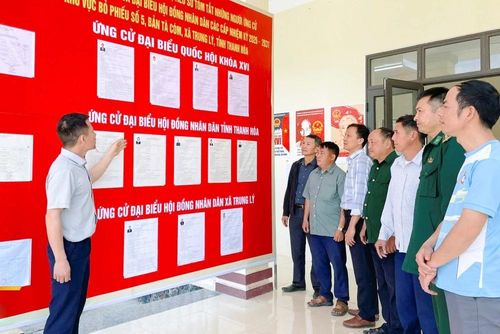 Cán bộ xã Trung Lý giải thích thêm những nội dung chưa rõ để cử tri bản Tà Cóm hiểu đầy đủ trước khi đưa ra lựa chọn ứng viên.