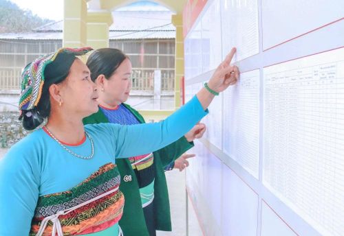 Người dân xã Tam Lư tìm hiểu thông tin ở khu vực niêm yết danh sách cử tri.