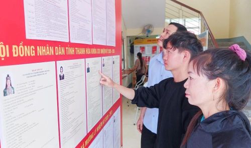 Cử tri xã Mường Lý quan tâm tìm hiểu về quá trình công tác, năng lực và uy tín của các ứng cử viên để lựa chọn đúng người có đủ đức, đủ tài đại diện cho ý chí và nguyện vọng của Nhân dân.