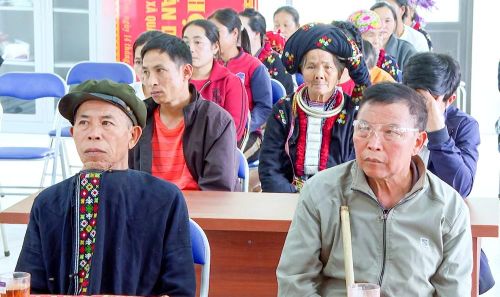 Người dân bản Con Dao và bản Suối Tút, xã Quang Chiểu tham gia buổi tiếp xúc cử tri của các ứng viên đại biểu HĐND các cấp.
