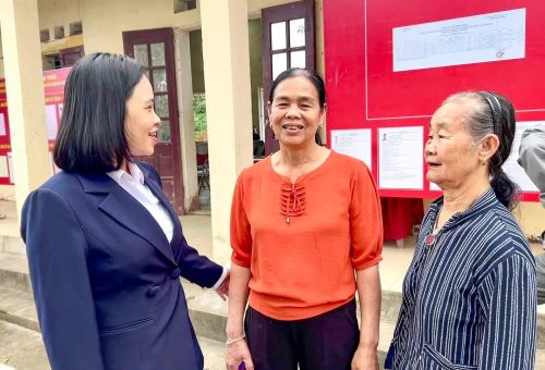 Cử tri xã Ngọc Liên cởi mở, trao đổi với ứng viên đại biểu HĐND xã nhiệm kỳ 2026-2031.