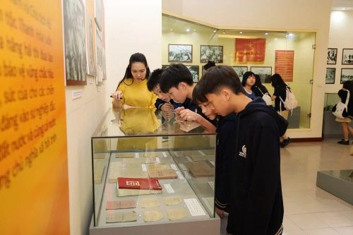 Hiện nay, các hiện vật này thường xuyên được giới thiệu trong các chuyên đề trưng bày, thu hút sự quan tâm của nhiều đoàn học sinh, sinh viên và du khách. Đây không chỉ là những tư liệu lịch sử quý mà còn là minh chứng sinh động cho tinh thần tham gia xây dựng Nhà nước của Nhân dân qua từng thời kỳ.