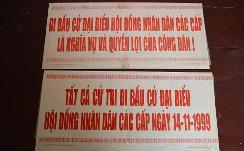 Cùng với tranh cổ động là những câu khẩu hiệu tuyên truyền về bầu cử được sử dụng trong các giai đoạn lịch sử. Những dòng chữ ngắn gọn, súc tích như lời hiệu triệu, kêu gọi cử tri phát huy quyền làm chủ, tích cực tham gia lựa chọn những đại biểu xứng đáng đại diện cho ý chí và nguyện vọng của Nhân dân.