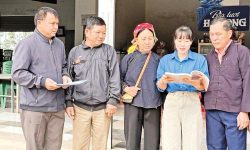  Cán bộ, đoàn viên thôn Tam Chẽ, xã Sơn Hải trực tiếp tuyên truyền về ngày bầu cử đến người dân. 