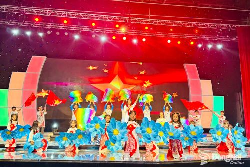 Thảo Nguyên thể hiện ca khúc “Viết tiếp câu chuyện hòa bình”, gửi gắm thông điệp về trách nhiệm của thế hệ trẻ trong việc gìn giữ và xây dựng tương lai đất nước. Ảnh: Xuân Phú