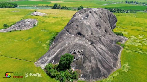 Không gian yên bình quanh Đá chữ thập mang đến trải nghiệm gần gũi với thiên nhiên. Ảnh: Thủy Tiên
