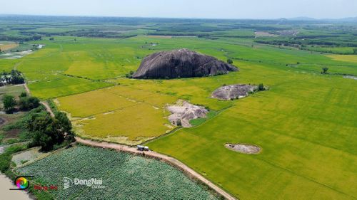 Khối đá lớn với hình dáng độc đáo tạo điểm nhấn giữa không gian đồng nội mênh mông. Ảnh: Minh Tài